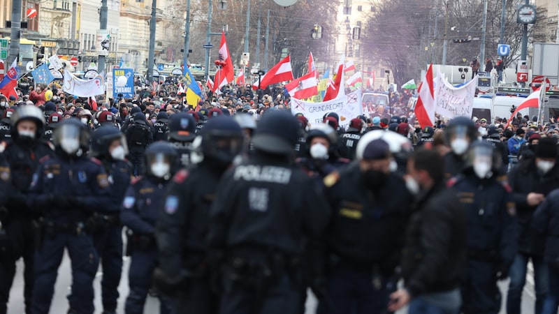 Per Bus brachte der Unternehmer Corona-Kritiker zu Demos nach Wien (Symbolbild). (Bild: APA/FLORIAN WIESER)