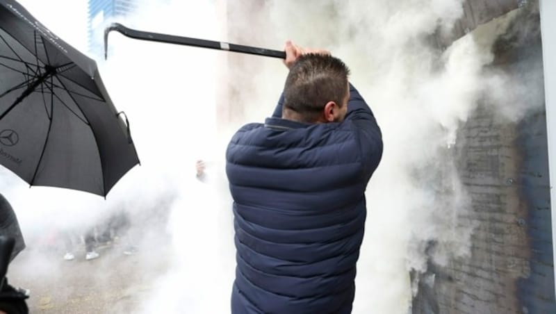 Einige Demonstranten verschafften sich gewaltsam Zutritt in die Zentrale der Oppositionspartei PD. (Bild: AP)