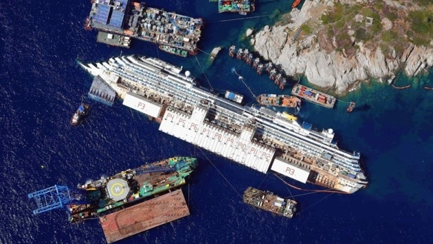 Vogelperspektive der Katastrophe: Kapitän Schettino steuerte die „Costa Concordia“ gegen einen Felsen. 2300 Tonnen Treibstoff drohten das Mittelmeer zu verschmutzen. (Bild: REUTERS)