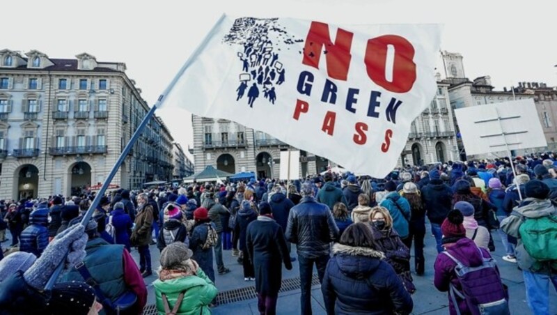 Protest gegen die Impfpflicht in Turin (Bild: EPA)