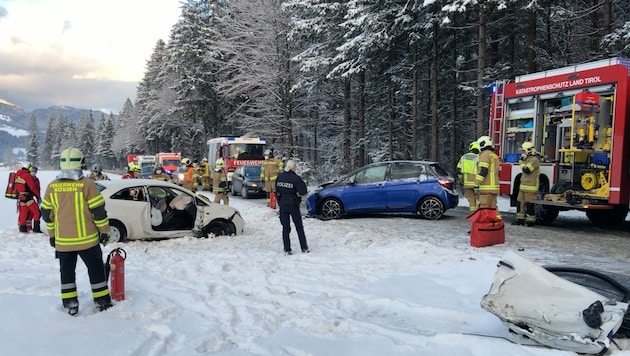 Bei dem Verkehrsunfall wurden vier Personen verletzt. (Bild: zoom.tirol)