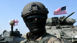 Ein NATO-Soldat während einer Übung in Georgien (Bild: APA/AFP/Vano SHLAMOV)
