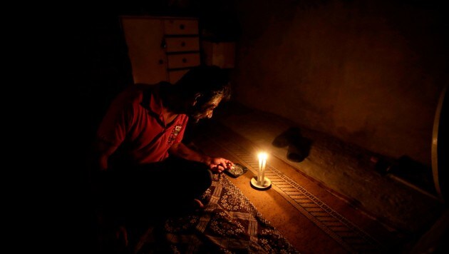 Stromausfälle gehören für die leidgeplagte Bevölkerung des Libanon zum Alltag. Diesmal handelte es sich aber um einen Zusammenbruch der Stromversorgung in einem weit größeren Ausmaß. (Bild: APA/AFP/ANWAR AMRO)