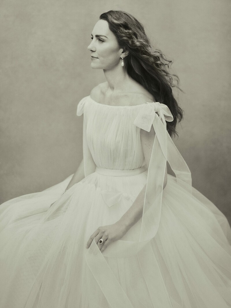 Herzogin Kate trägt auf dem Porträtfoto zu ihrem 40. Geburtstag ein weißes Kleid von Alexander McQueen. (Bild: Paolo Roversi & Duke and Duchess of Cambridge)