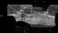 Einschusslöcher in einem Polizeiauto in Almaty - Dutzende Menschen wurden bei den Unruhen getötet. (Bild: AP)