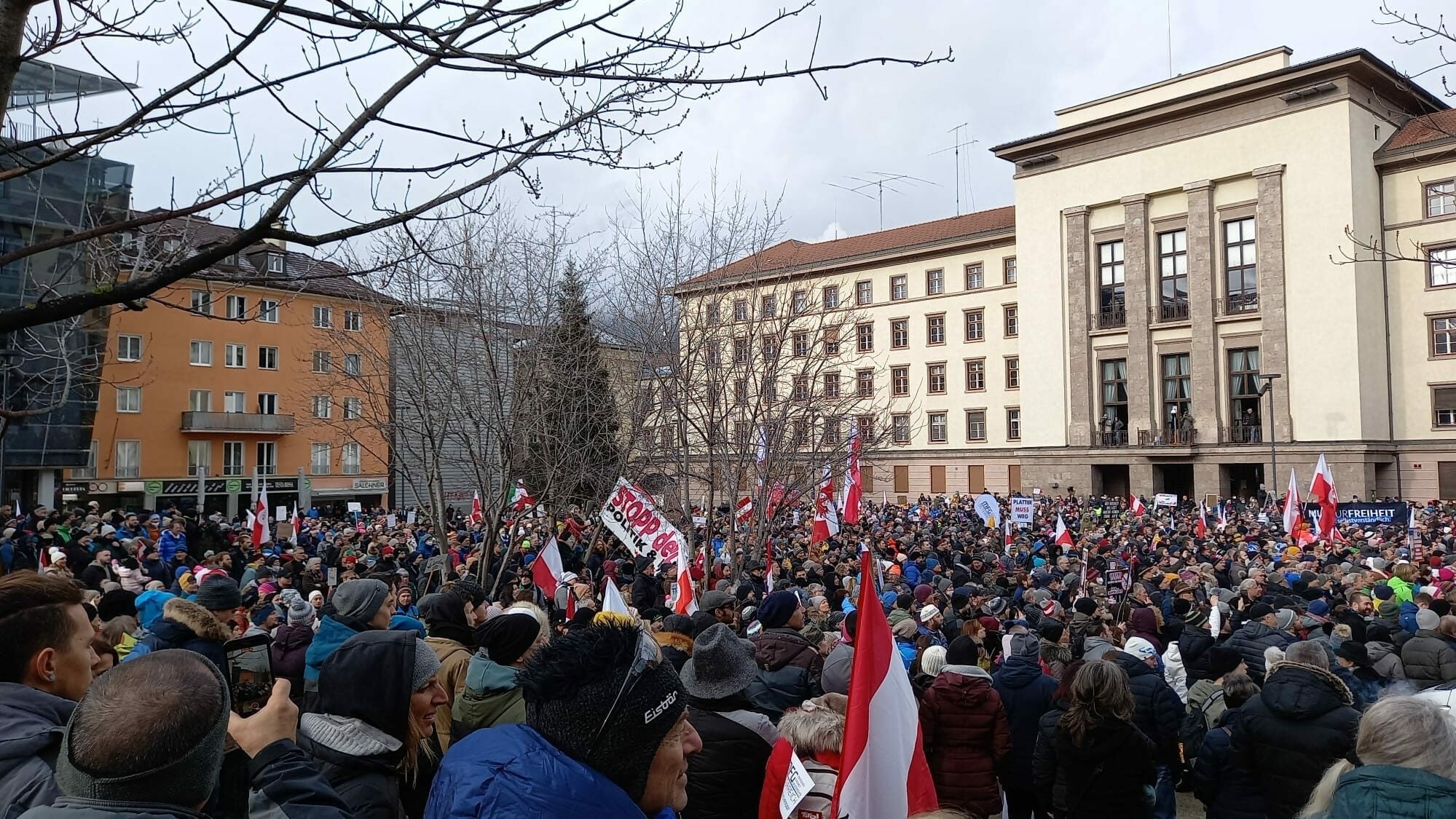 Polizei Zieht Bilanz - Corona-Demo: Tausende Marschierten Durch ...