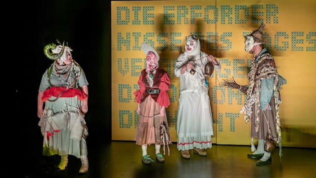 „Grufttheater“: Petra Alexandra Pippan, Ulrike Lasta, Stefan Riedl und Johannes Gabl (v. li.). (Bild: Birgit Gufler)