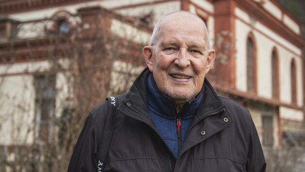 Der rüstige Pensionist Ferdinand Hampl kam jetzt an den Ort seiner Geburt, das Kraftwerk in Gloggnitz, zurück. (Bild: DANIELA MATEJSCHEK)