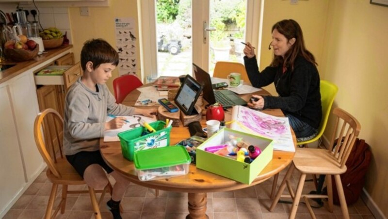 Ab zwei Infizierten pro Klasse gilt für die Kinder wieder Home Schooling. (Bild: AFP or licensors)