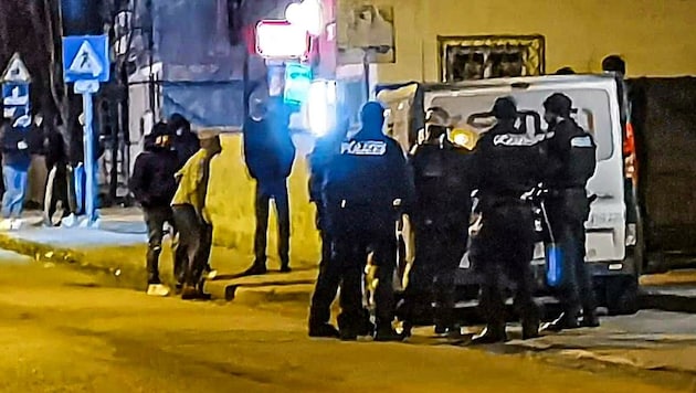 Polizeieinsatz am Samstagabend im Salzburger Stadtteil Lehen (Bild: Tschepp Markus)