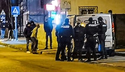 Polizeieinsatz am Samstagabend im Salzburger Stadtteil Lehen (Bild: Tschepp Markus)