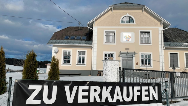 Die alte Volksschule auf dem Radsberg sucht nach fünf Jahren wieder einen neuen Eigentümer. Sie bietet 400 Quadratmeter Wohnfläche. (Bild: Wassermann Kerstin)