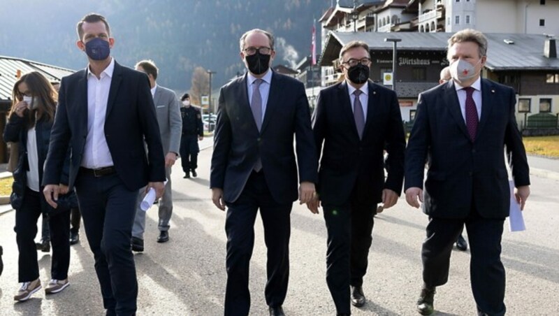 Beim Gipfel am Achensee (hier im Bild Gesundheitsminister Wolfgang Mückstein, der damalige Kanzler Alexander Schallenberg und die beiden Landeshauptleute Günther Platter und Michael Ludwig) wurde auch der vorerst letzte bundesweite Lockdown beschlossen. (Bild: APA/EXPA/JOHANN GRODER)