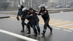 Demonstranten gerieten in Almaty, der größten Stadt Kasachstans, mit der Polizei aneinander. (Bild: AP/Vladimir Tretyakov)