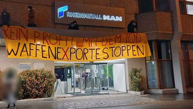 Stundenlang hielten die Aktivisten dein Eingangsbereich des Werks in Wien-Liesing besetzt. (Bild: twitter.com/Riseup4rojavaV)