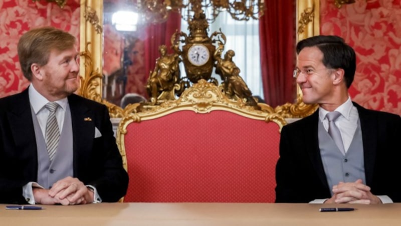 König Willem-Alexander und Premier Mark Rutte (Bild: Sem VAN DER WAL / various sources / AFP) / Netherlands OUT)