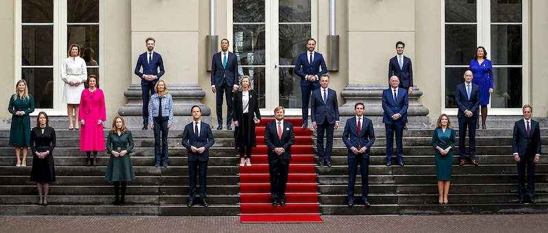 König Willem-Alexander (Mitte) mit Premier Mark Rutte und den neuen Kabinettsmitgliedern (Bild: Sem VAN DER WAL / various sources / AFP) / Netherlands OUT)