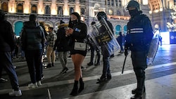 Bereitschaftseinheiten der Carabinieri am Rande der Silvesterfeiern in Mailand (Bild: EPA)