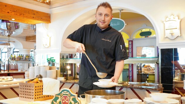 Michael Förstls Menü fürs Stockerl im Pichlmayrgut: Kohlenhydrate, mageres Fleisch, Obstsalat und eine klare Suppe. (Bild: Pail Sepp)