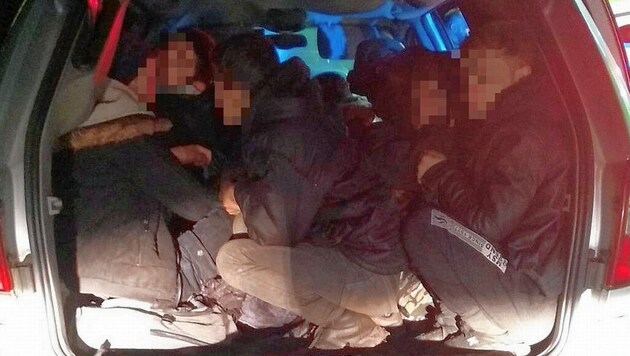 15 Migranten im Kombi - in Ungarn stoppte die Polizei einen Schlepper auf der Fahrt nach Wien. (Bild: Polizei Ungarn)