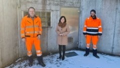 Bauhofleiter und Wassermeister Harald Klein, Bürgermeisterin Margit Göll und Bauhofmitarbeiter Christian Fragner vor dem Hochbehälter I. Wasser fließt in der Gemeinde Moorbad Harbach auch ohne Strom. (Bild: Gemeinde Moorbad Harbach)