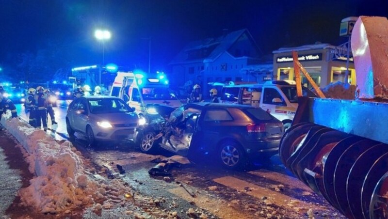 Die Tiroler Straße war im Unfallbereich rund eineinhalb Stunden lang gesperrt. (Bild: HFW Villach)