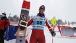 Am Tag vor seinem Slalom-Sieg in Adelbioden hatte Johannes Strolz gegenüber seinem Papa Hubert bereits angekündigt, dass er gerne eine der beliebten Kuhglocken mit nach Warth bringen würde. (Bild: Christof Birbaumer / Kronenzeitung)