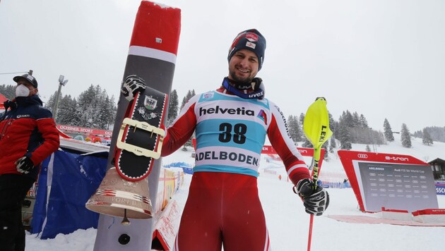 Am Tag vor seinem Slalom-Sieg in Adelbioden hatte Johannes Strolz gegenüber seinem Papa Hubert bereits angekündigt, dass er gerne eine der beliebten Kuhglocken mit nach Warth bringen würde. (Bild: Christof Birbaumer / Kronenzeitung)