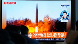 Ein TV-Sender in Seoul berichtete über den Raketentest. (Bild: AP)