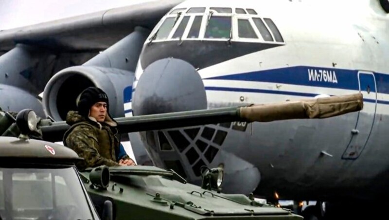 Ein russischer Panzer auf dem Flughafen von Almaty (Bild: AP)