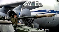 Ein russischer Panzer auf dem Flughafen von Almaty (Bild: AP)