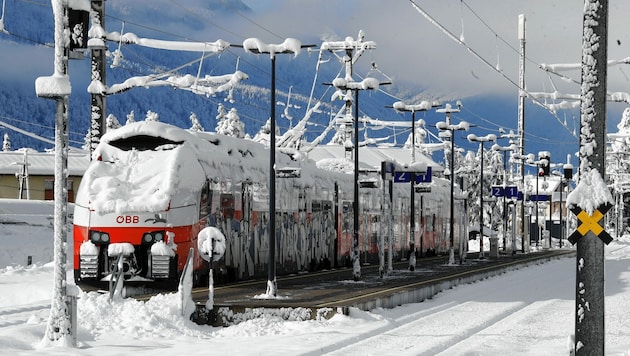 Die extremen Schneefälle ließen Züge stillstehen... (Bild: GERD EGGENBERGER / APA / picturedesk.com)