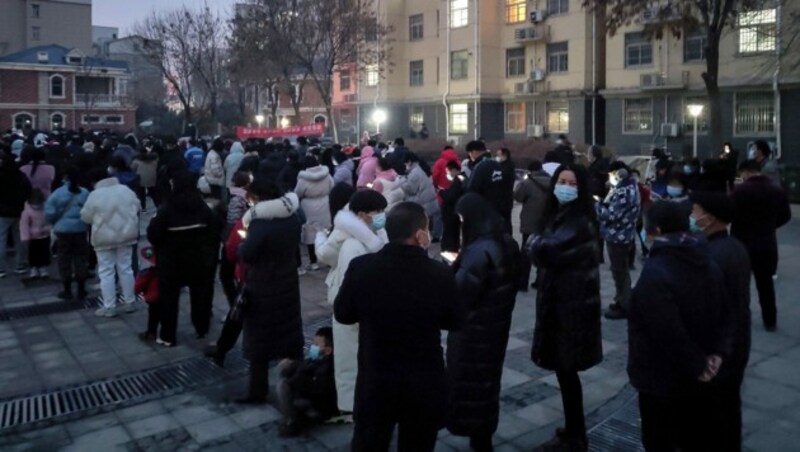 Warteschlange vor einer Covid-Teststation in der chinesischen Stadt Anyang (Bild: AFP)