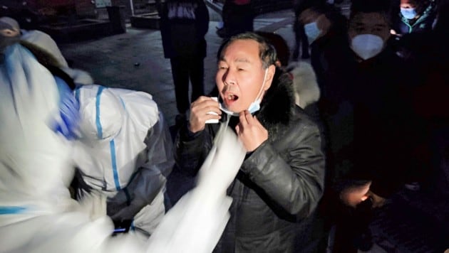 Ein Bürger aus der chinesischen Millionenmetropole Anyang wird auf Corona getestet. (Bild: AFP)