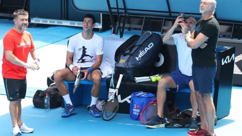 Novak Djokovic (2. von li.) beim Training am Dienstag (Bild: APA/AFP/TENNIS AUSTRALIA/SCOTT BARBOUR)