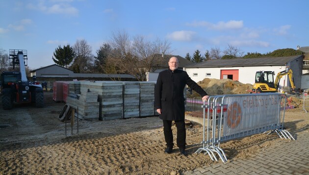 Bürgermeister Wolfgang Kovacs vor der Baustelle (Bild: Charlotte Titz)