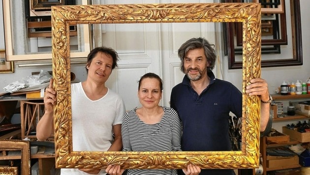 Zeno, Susanne und Georg Smolka (von rechts) perfektionieren die uralte Handwerkskunst des Rahmenmachens. (Bild: Gregor Semrad)