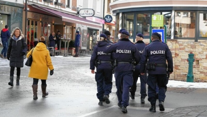 Die Polizei kontrollierte am Dienstag vor dem Nightrace in Schladming 2G und Masken (Bild: Pail Sepp)