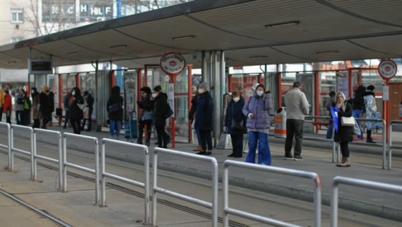 In Floridsdorf halten sich bereits Dienstagfrüh die meisten Menschen an die Maskenpflicht im Freien. (Bild: Gerhard Bartel)