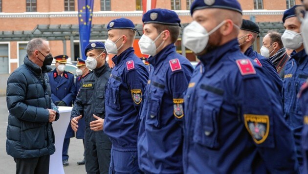 Innenminister Gerhard Karner verabschiedet die Polizisten nach Ungarn. Die Beamten sollen helfen, die Grenzen zu Serbien und Rumänien zu schützen. (Bild: BMI)
