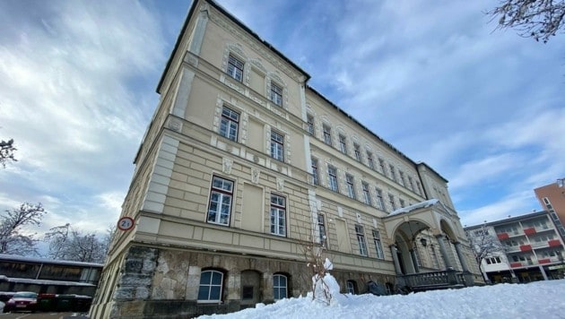 Die Khevenhüllerschule soll ab 2025 mehrere Außenstellen des Magistrats beherbergen (Bild: Stadt Villach)