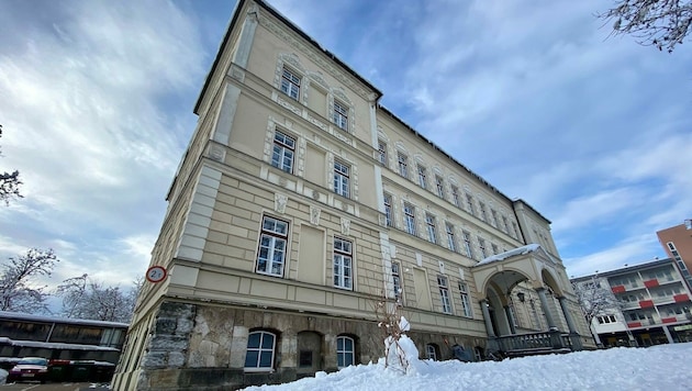 Die Khevenhüllerschule soll ab 2025 mehrere Außenstellen des Magistrats beherbergen (Bild: Stadt Villach)