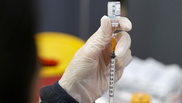 Biontech und sein US-Partner Pfizer haben mit der Produktion eines an die Omikron-Variante angepassten Corona-Impfstoffs für eine spätere kommerzielle Nutzung begonnen. (Bild: AFP/Jack Guez)