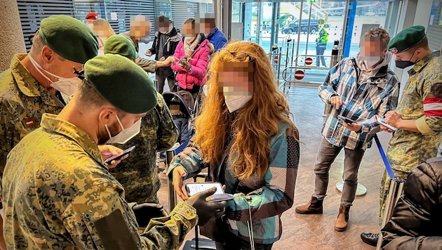 Bei der Einreise am Flughafen Innsbruck werden die Gäste lückenlos kontrolliert. (Bild: BMLV/Frank Nalter)