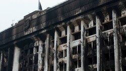 Das Rathaus ist bei den Protesten ordentlich in Mitleidenschaft gezogen worden. (Bild: AP)