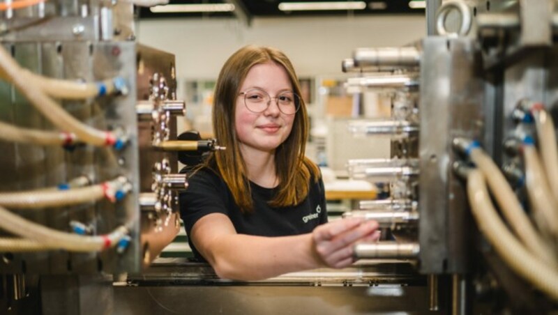 „Ich war unsicher, hab’ auch eine Bürokauffrau-Lehre überlegt. Nach dem Schnuppern fiel die Wahl auf Kunststofftechnik“, sagt Jasmin Schnauderer, die bei Greiner Bio-One in Rainbach eine Lehre zur Kunststofftechnikerin begonnen hat. (Bild: Greiner AG/Michaela Kraus)