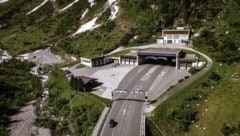 Ein Fahrzeug schlitterte aus dem Tunnel und blieb auf dem Dach liegen. (Bild: EXPA/ JFK)