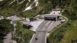 Ein Fahrzeug schlitterte aus dem Tunnel und blieb auf dem Dach liegen. (Bild: EXPA/ JFK)