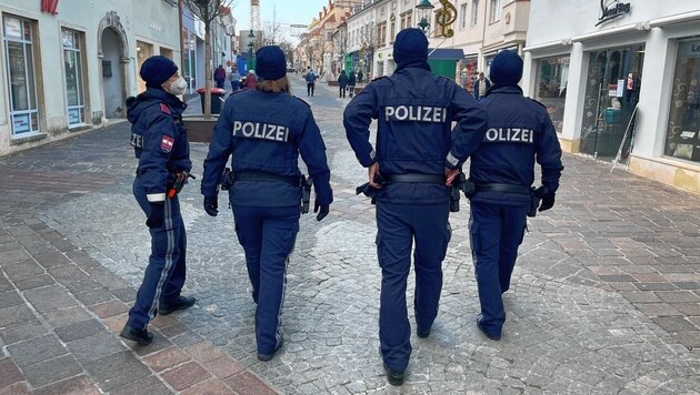 Die Polizei ist – wie hier in Eisenstadt – im ganzen Burgenland ständig auf Covid-Patrouille. (Bild: Christian Schulter)