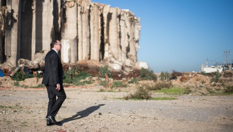 Alexander Schallenberg im Hafen von Beirut, der nach einer gewaltigen Explosion im Jahr 2020 nur noch Schutt und Asche ist. (Bild: APA/BMEIA/MICHAEL GRUBER)